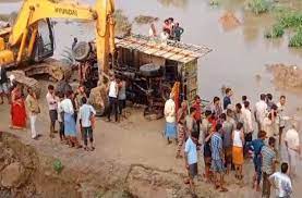 REWA NEWS :शादी में शामिल होने जा रहे हैं लोगों का ट्रक पलटा 5 मौतें 12 से ज्यादा मौतें हो सकती है