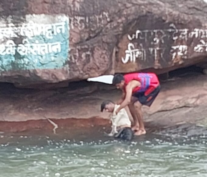 पानी-में-छलांग-लगा-दी-फिर-वह-सकुशल-बाहर-नहीं-निकला-3