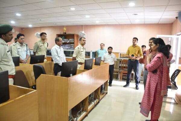 EVM मशीनें तैयार करने के लिए कर्मचारी तैनात