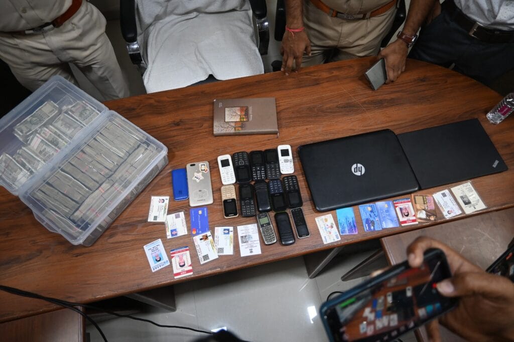 Rewa Today: Rewa Police caught a gang that was robbing people by posing as bank employees.