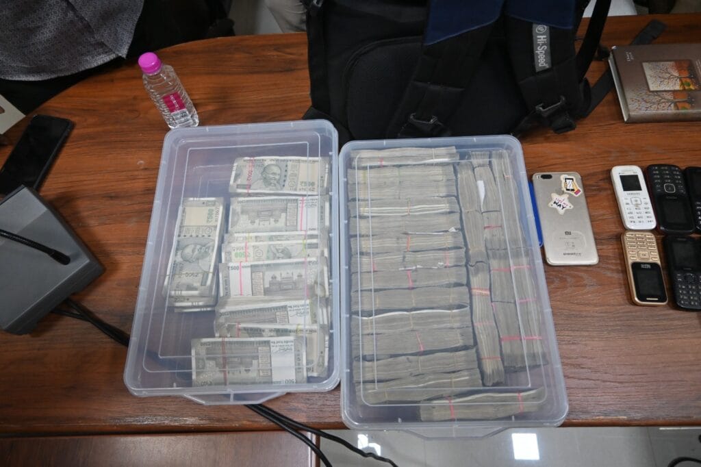 Rewa Today: Rewa Police caught a gang that was robbing people by posing as bank employees.