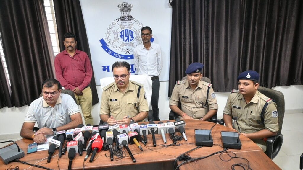 Rewa Today: Rewa Police caught a gang that was robbing people by posing as bank employees.