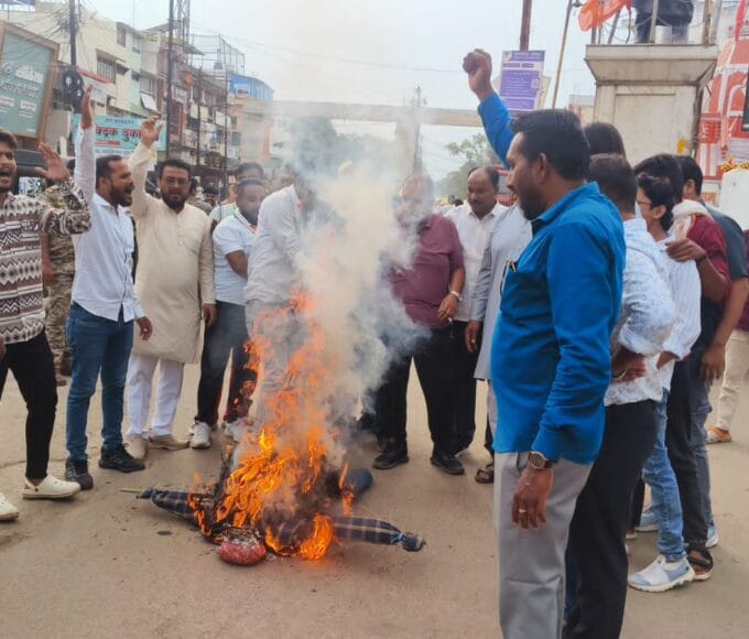 Congress effigy burning against Kailash Vijayvargiya