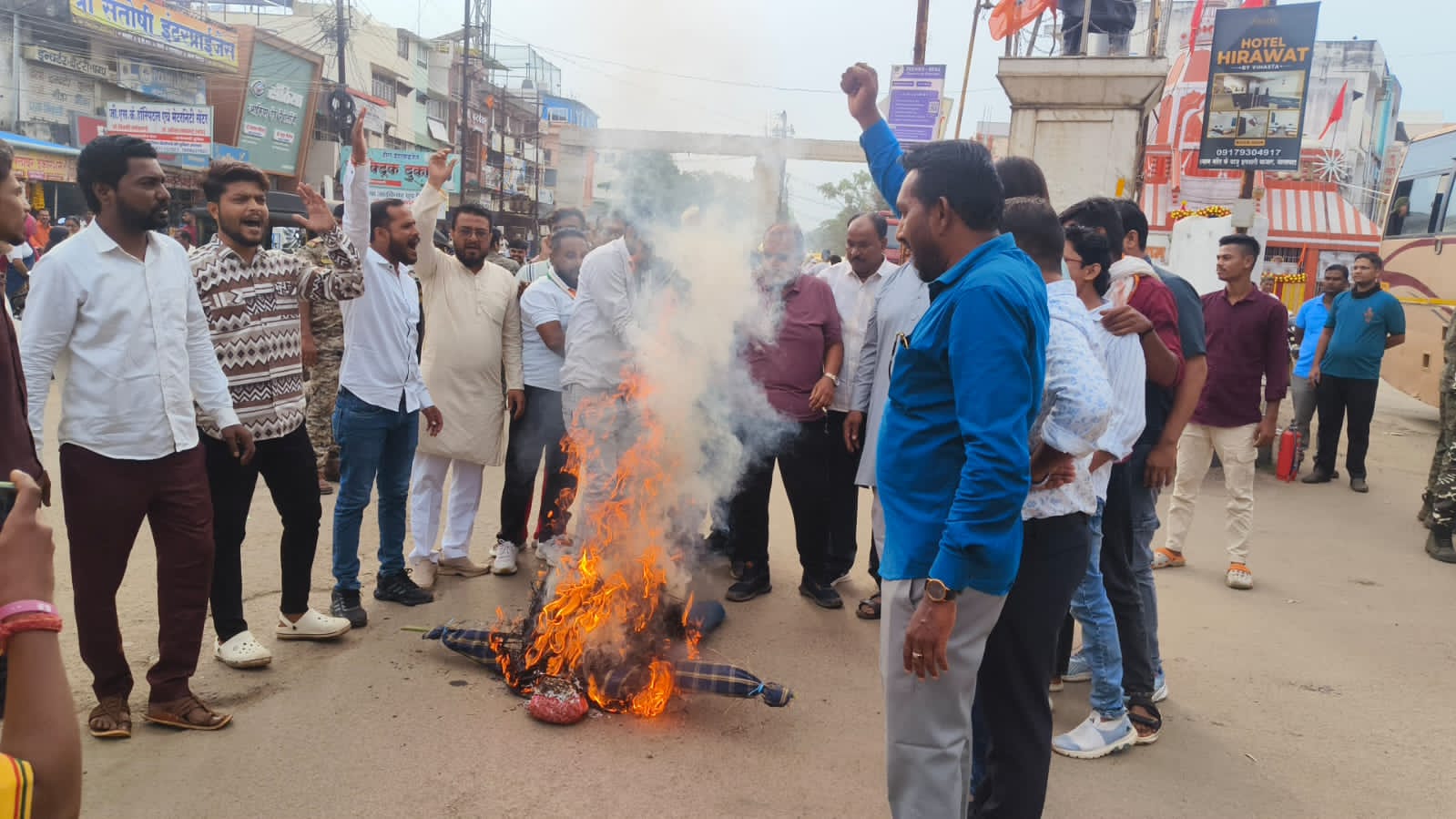 Congress effigy burning against Kailash Vijayvargiya