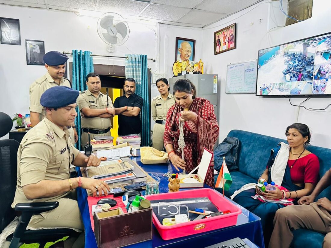 रीवा पुलिस की मुस्तैदी से 15 लाख के गहनों से भरा बैग महिला को सुरक्षित मिला वापस