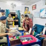 रीवा पुलिस की मुस्तैदी से 15 लाख के गहनों से भरा बैग महिला को सुरक्षित मिला वापस