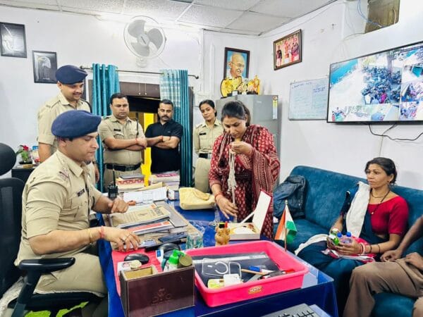 रीवा पुलिस की मुस्तैदी से 15 लाख के गहनों से भरा बैग महिला को सुरक्षित मिला वापस