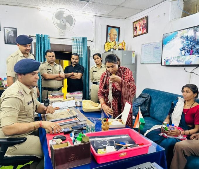 रीवा पुलिस की मुस्तैदी से 15 लाख के गहनों से भरा बैग महिला को सुरक्षित मिला वापस